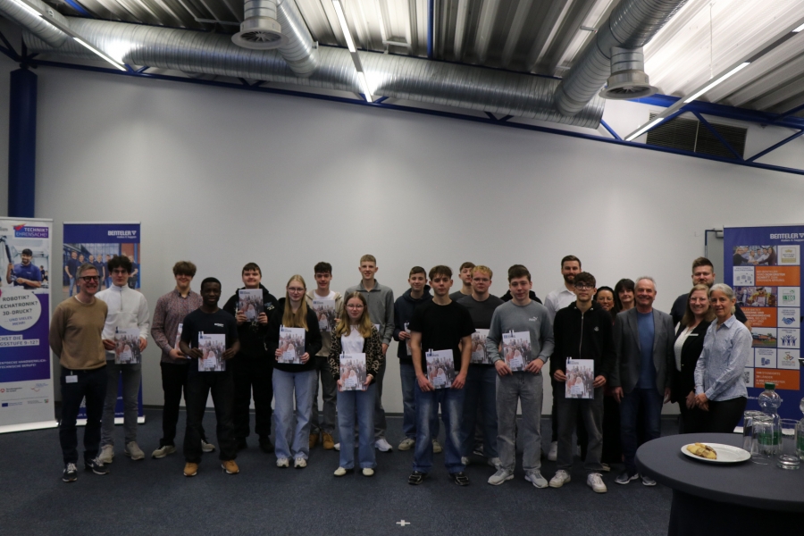 Berufsorientierungsprojekt bringt junge Menschen in Werkstätten und Betriebe - Fabian Fricke (Benteler), Bohan Drutsul, Simon Müller, Jed Dzissah, Enrico Sciarrillo, Isabell Kessler, Leon Pippert, Nikolai Dickmann, Merle Dorenkamp, Lukas Engels, Sebastian Kurte, Levin Beer, Justin Schäfer, Jan Feldmann, Sam Siegfried, Maxim Maier, Thomas Müller (BENTLER), Charlene Littek (Lehrerin), Frau Klose (Lehrerin), Diethelm Krause (Vorsitzender Schul- und Sportausschuss), Herr Pöhler (Benteler), Ann-Kathrin Strunz (Bildungs- und Integrationszentrum Kreis PB), Nicole Glawe-Miersch (gpdm) – v.l. © Samuel Esif